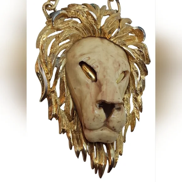 Vintage 1970s Oversized Lion Head Statement Necklace Gold Tone - Picture 5 of 11